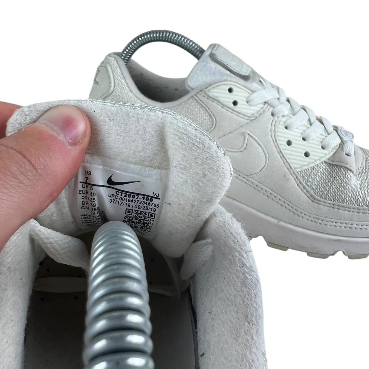 White Nike Airmax 90.